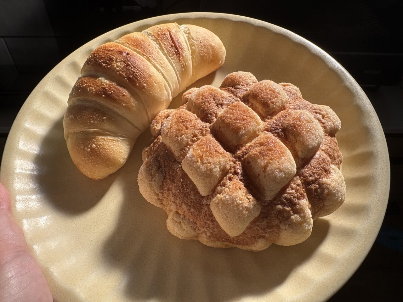 塩バターロールとメロンパン